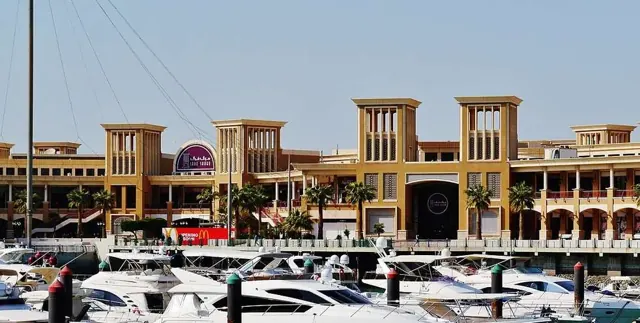 مرسى سوق شرق على الواجهة البحرية