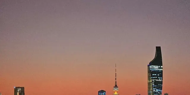 برج عند الغروب