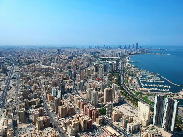 منظر جوي للساحل والمناطق السكنية في الكويت