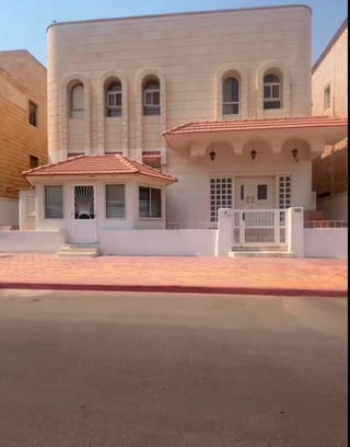 للبيع بيت في مبارك الكبير